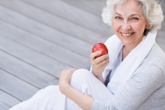 Alte Frau mit Apfel